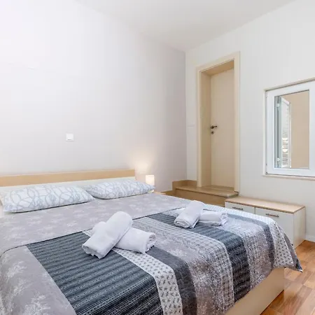 Apartments Listes Milna  Exterior photo